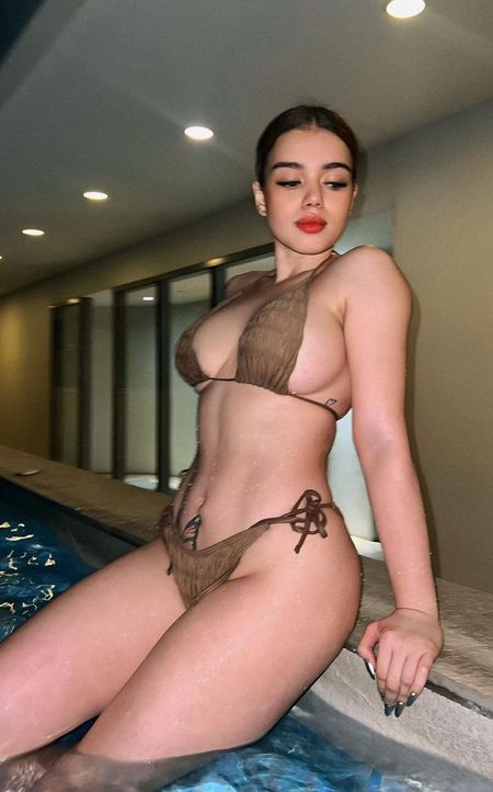 Esther Abu Dhabi escort