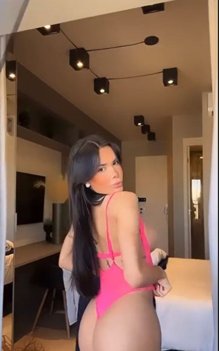 Carla Dubai escort