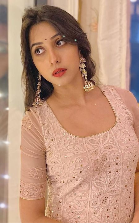 Esha Sindh escort
